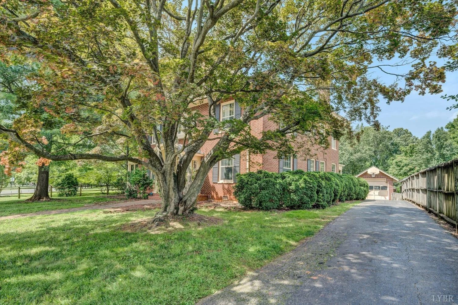 846 College ST - Photo 2