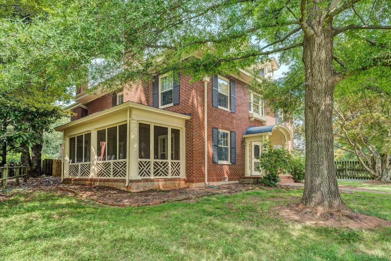 846 College ST - Photo 3