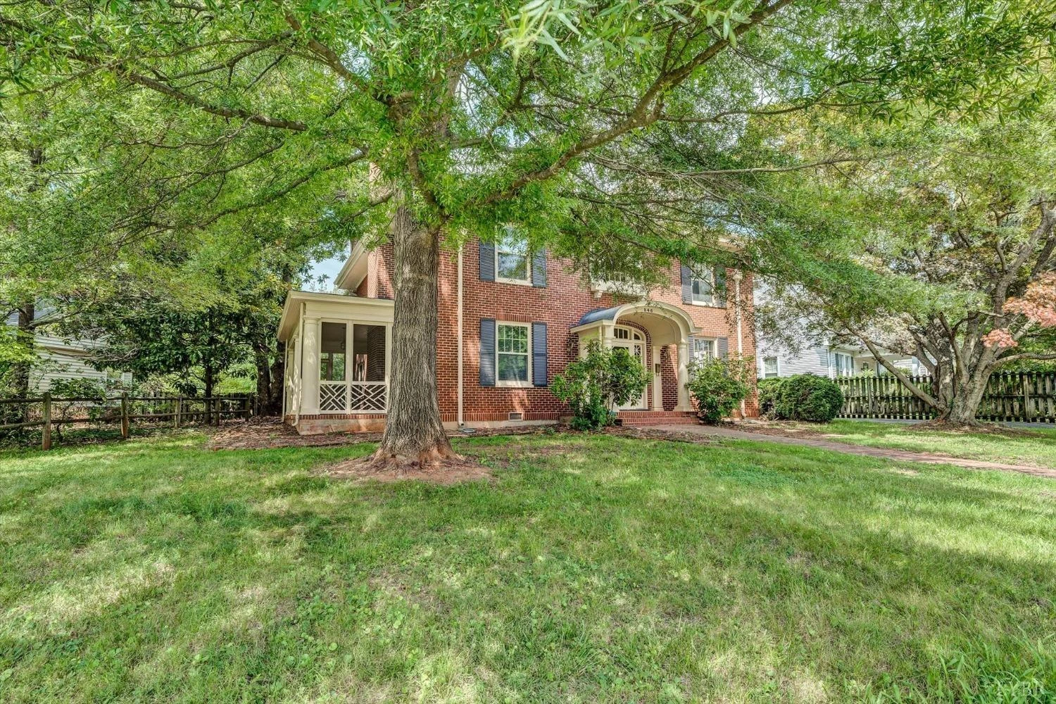 846 College ST - Photo 4