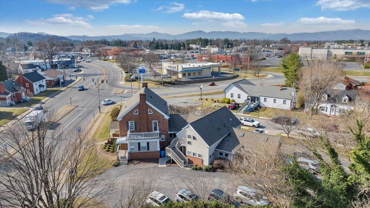 5034 Williamson RD NW - Photo 4