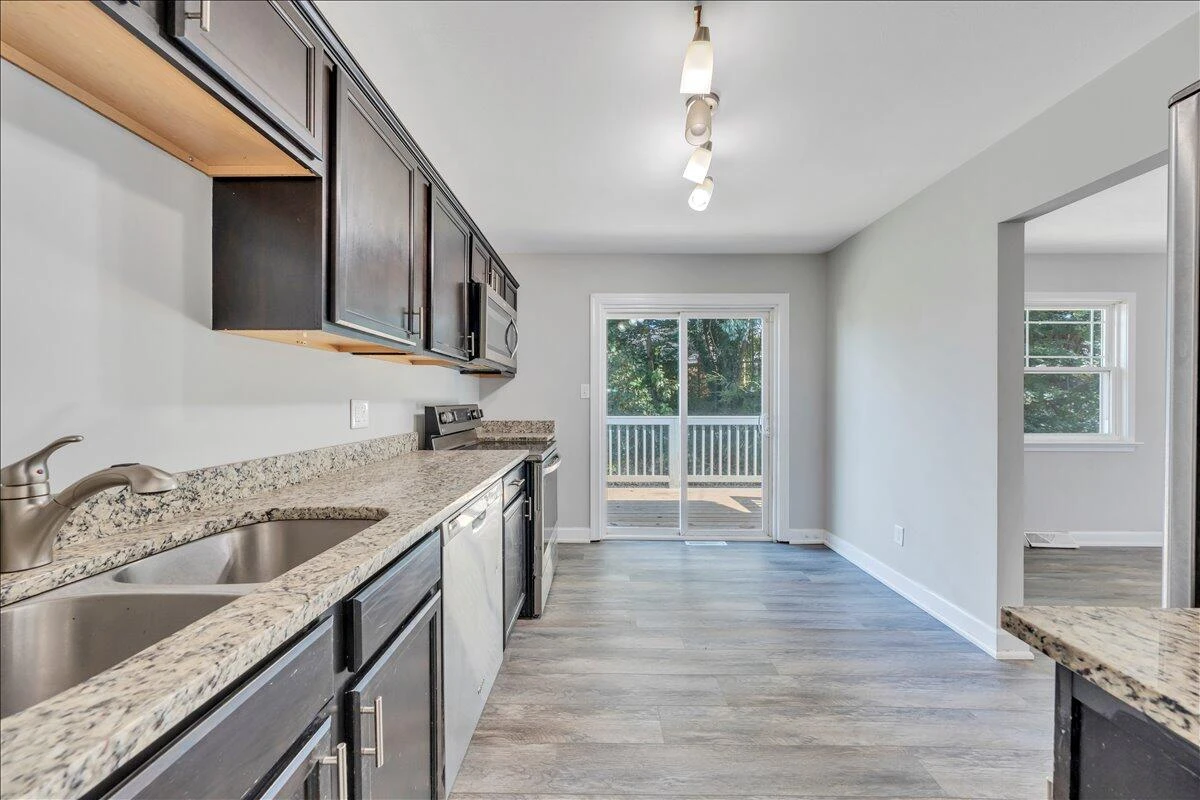 1048 Grove LN - Photo 14