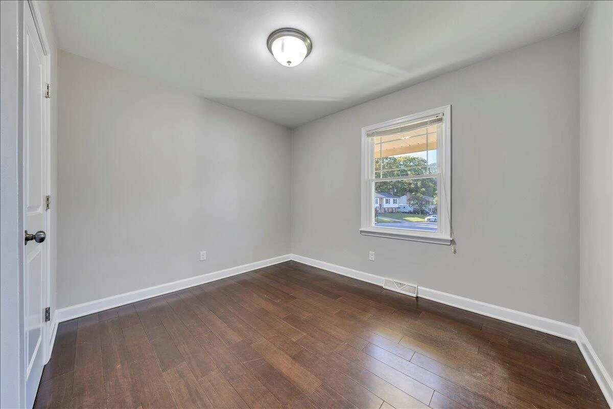 1048 Grove LN - Photo 18