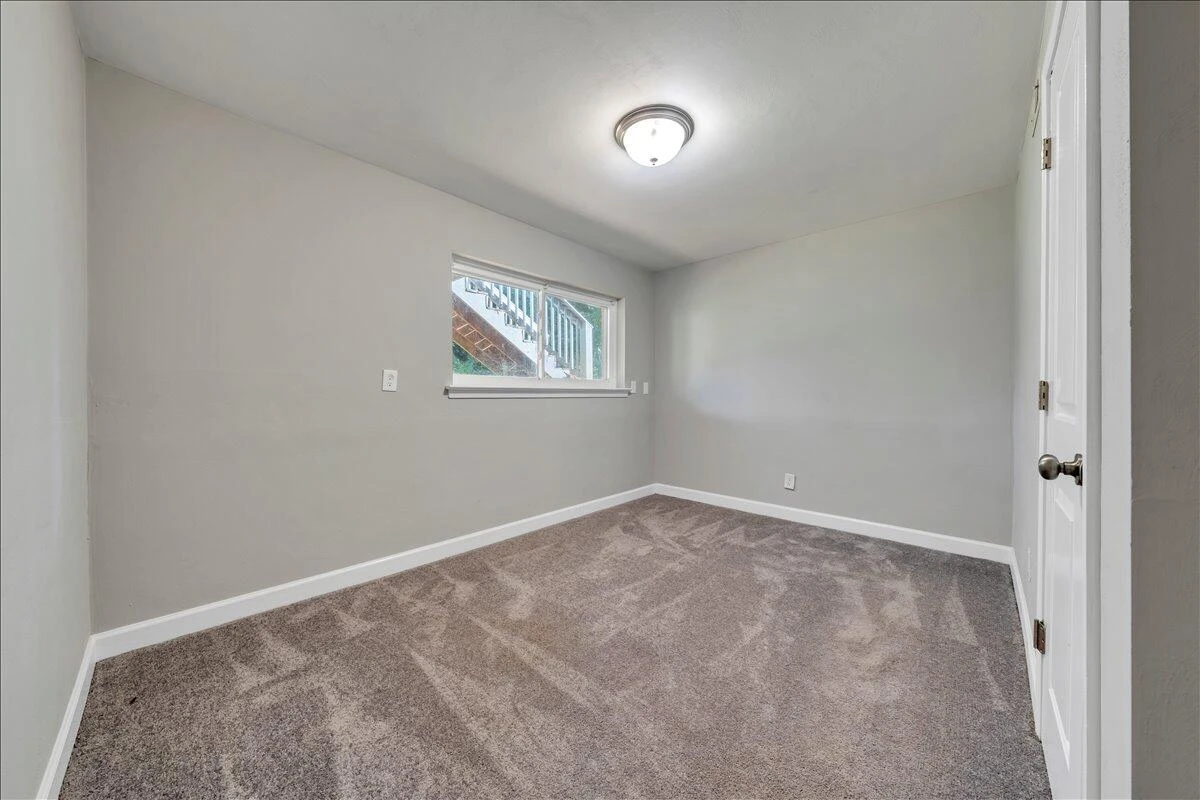 1048 Grove LN - Photo 27