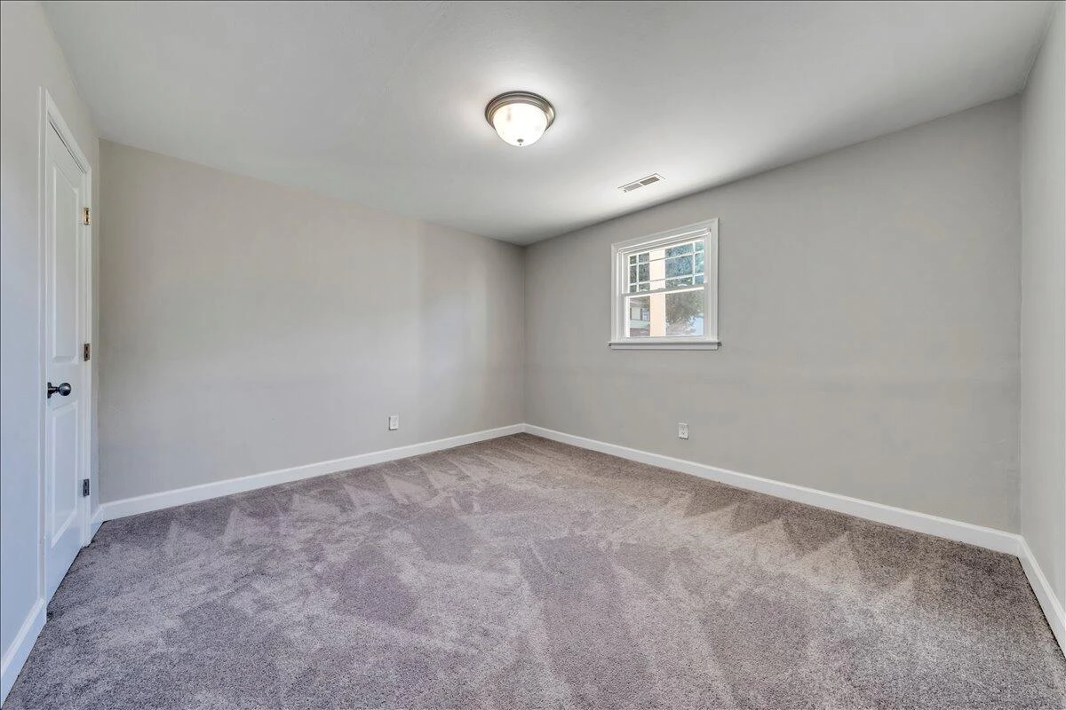 1048 Grove LN - Photo 28