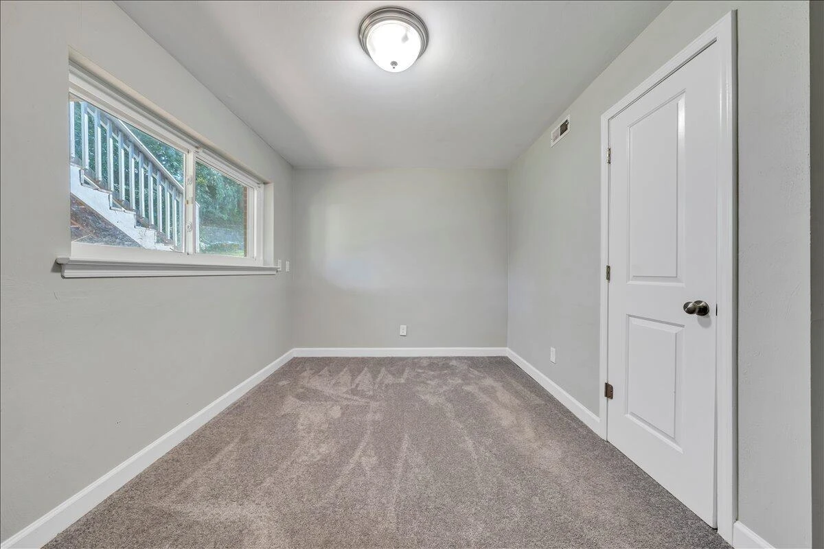 1048 Grove LN - Photo 29