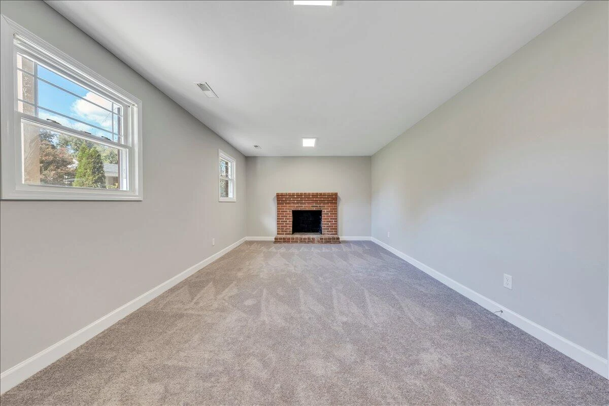1048 Grove LN - Photo 32