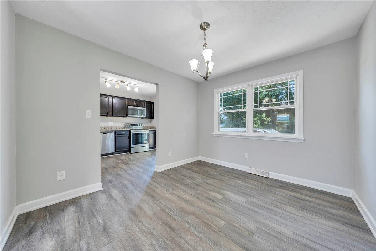 1048 Grove LN - Photo 10