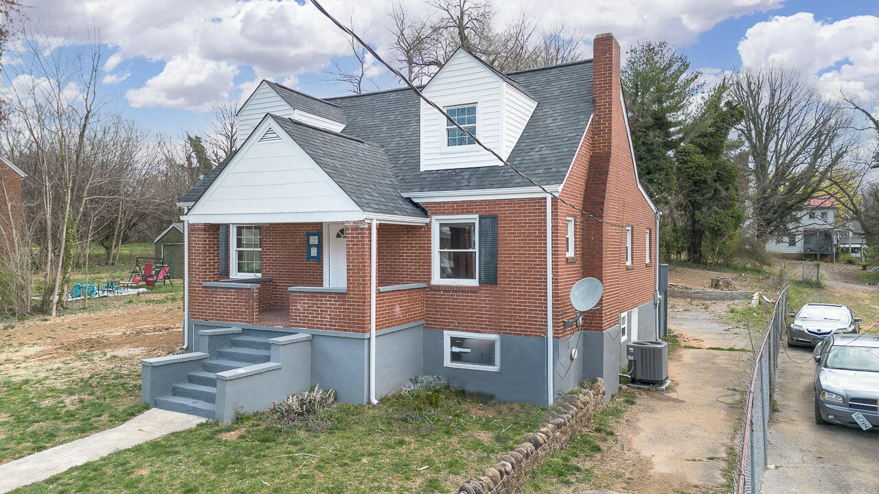 1215 Crescent ST NW