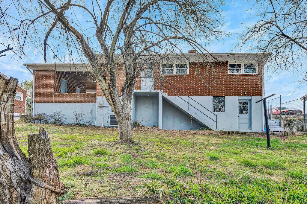 502 Victor AVE NE - Photo 16