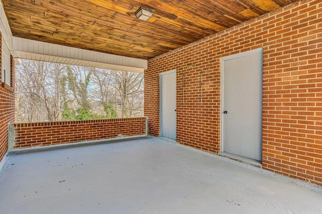 502 Victor AVE NE - Photo 4