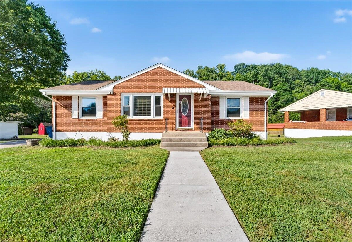 2048 Laura RD NW