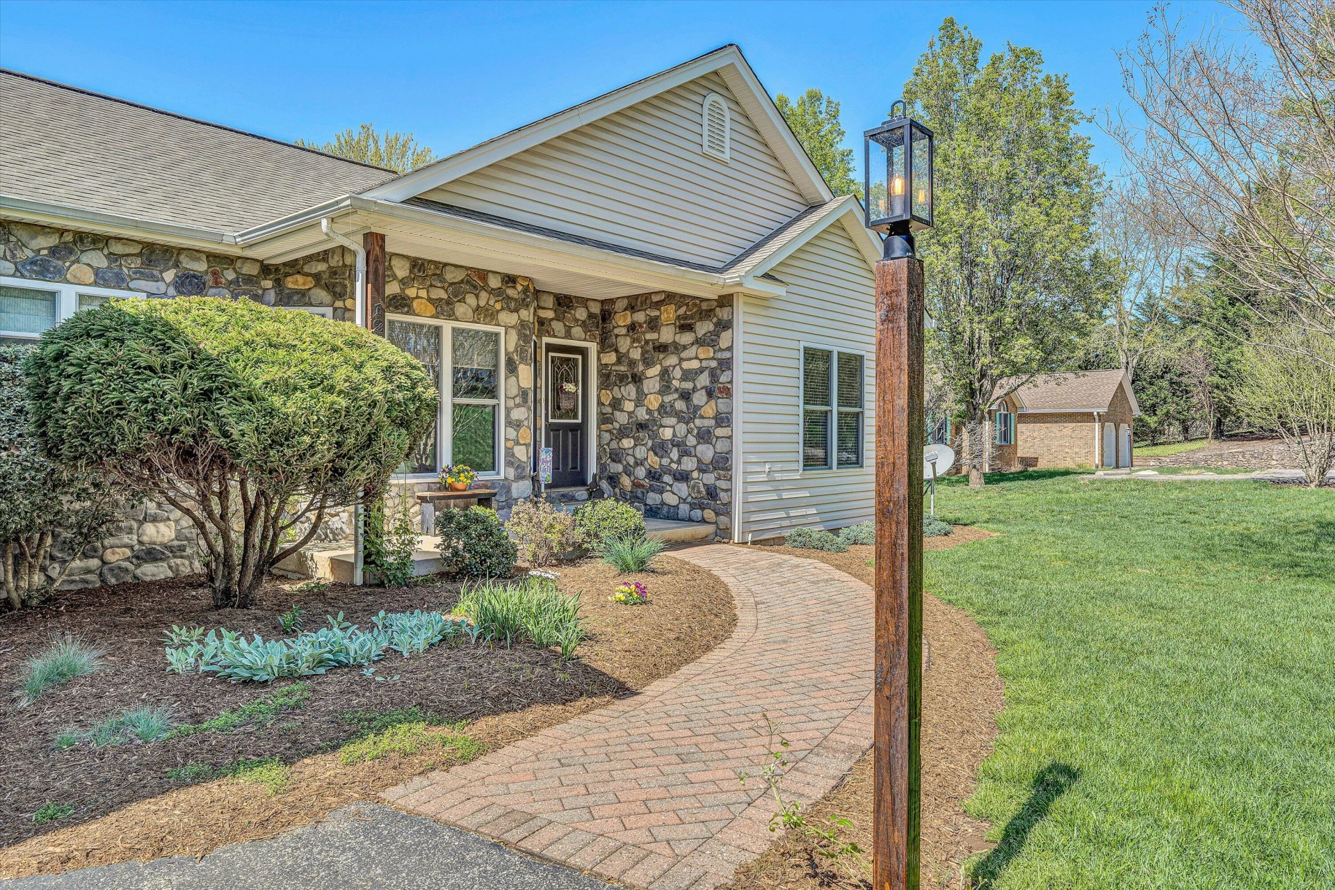 1295 Idlewood RD - Photo 5