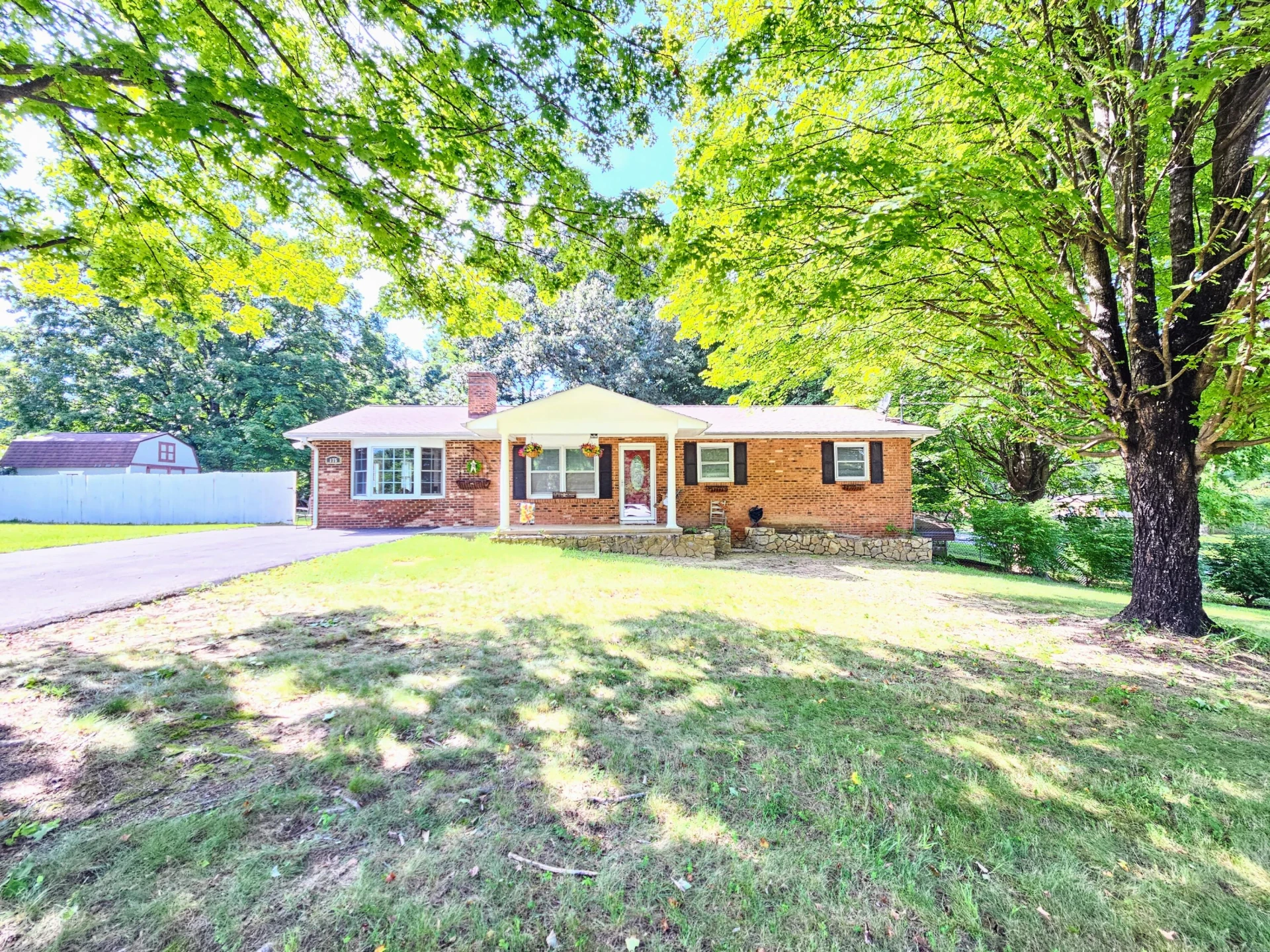 175 Maple AVE - Photo 2