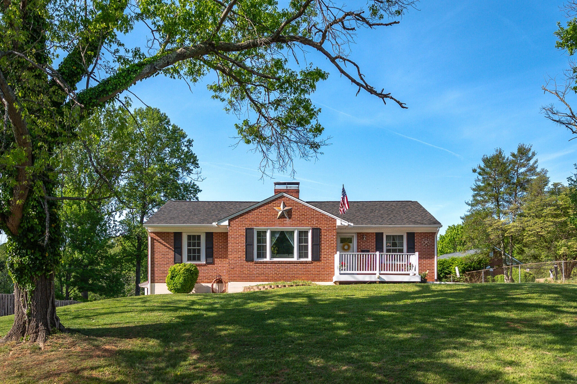 1235 Ashland CIR - Photo 2