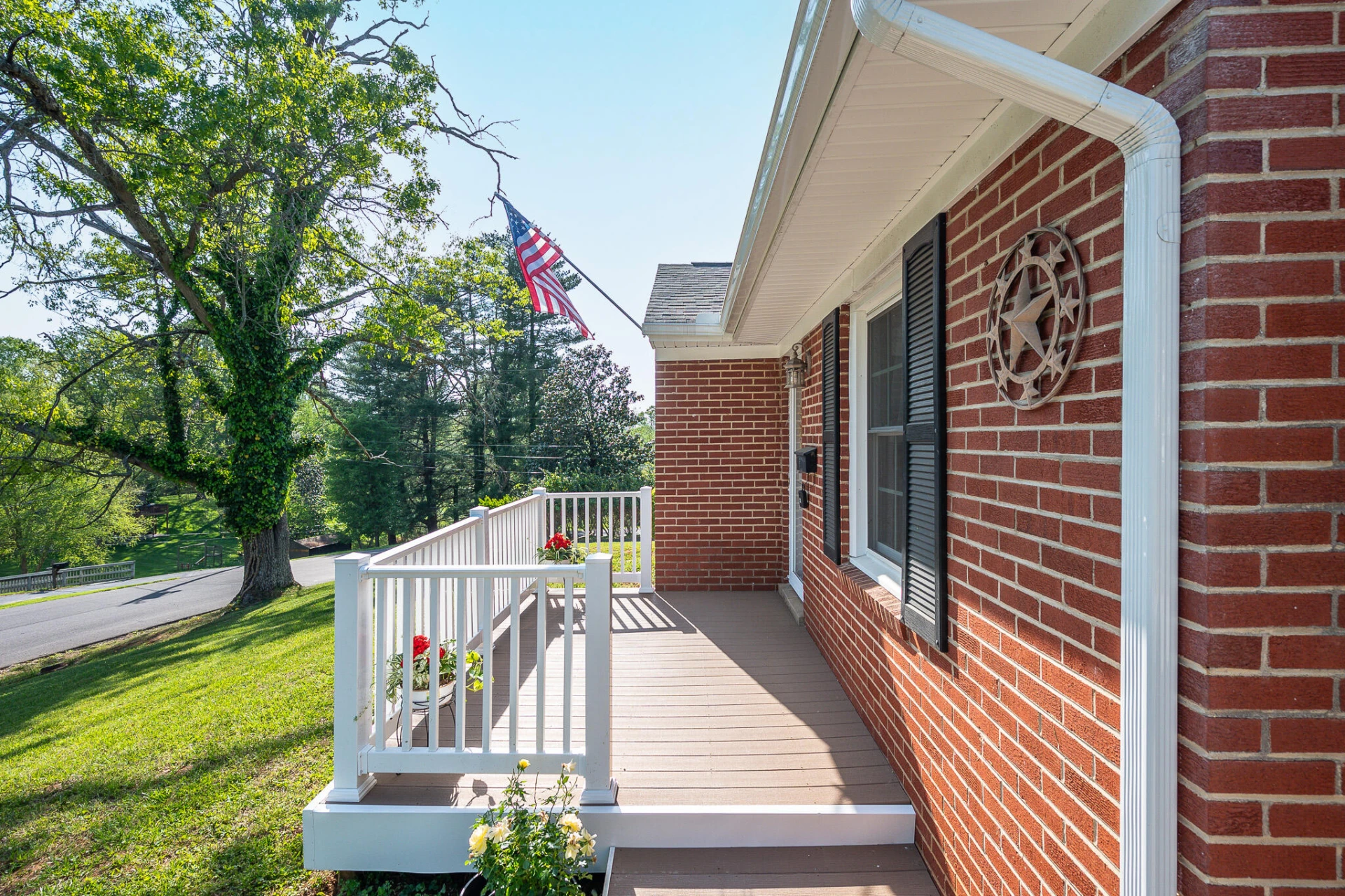 1235 Ashland CIR - Photo 3
