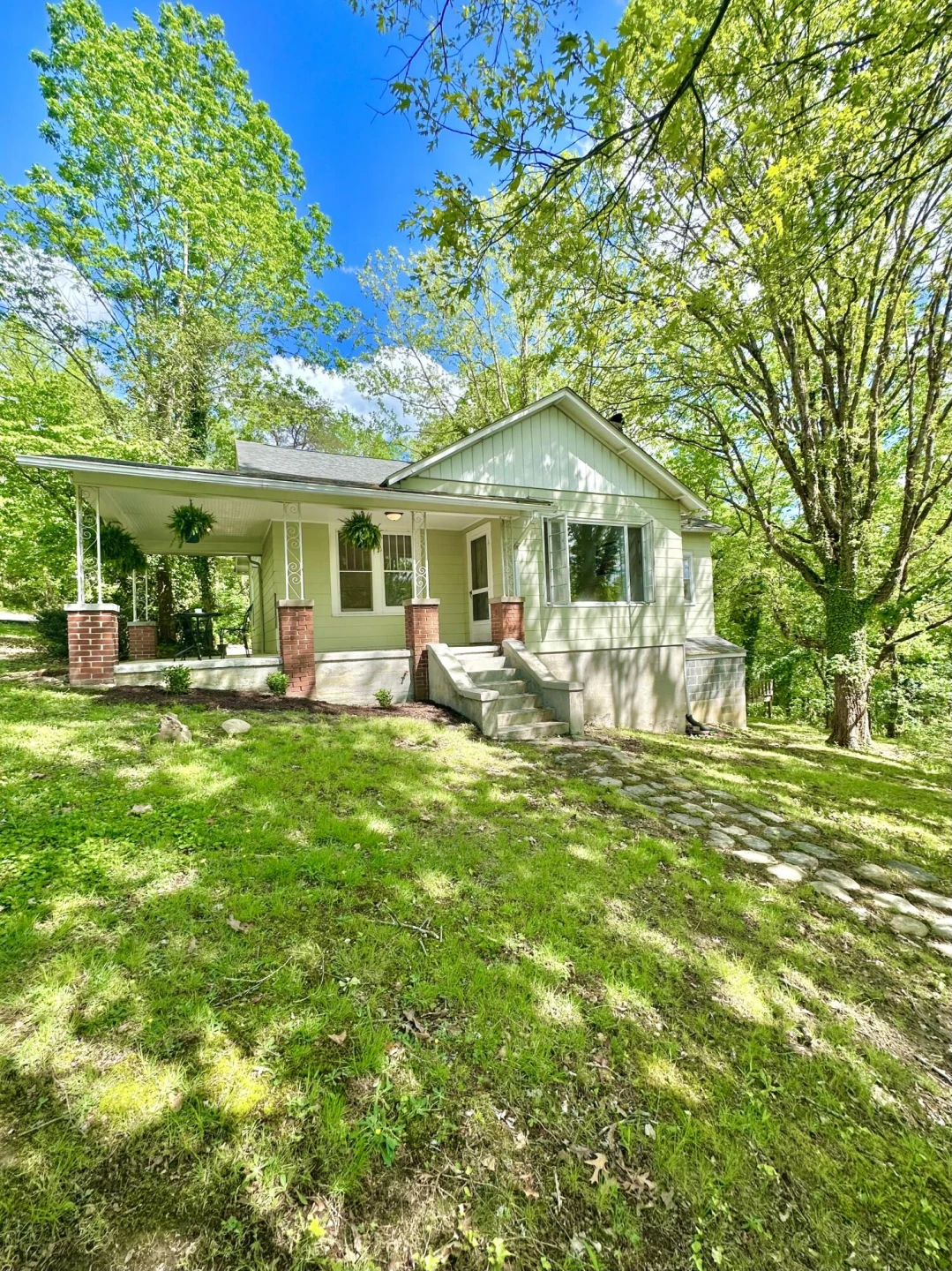 704 Jefferson AVE - Photo 2