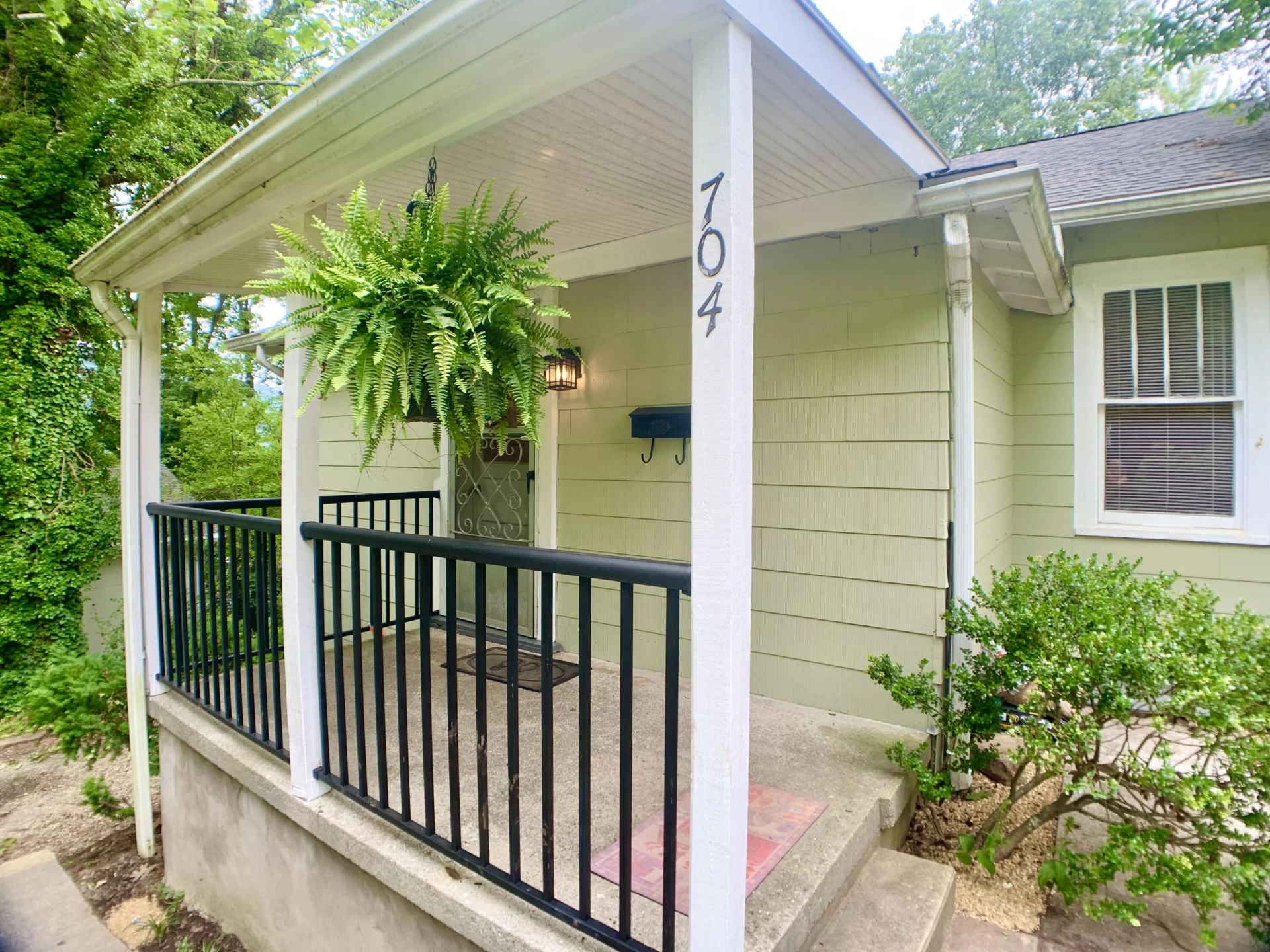 704 Jefferson AVE - Photo 4