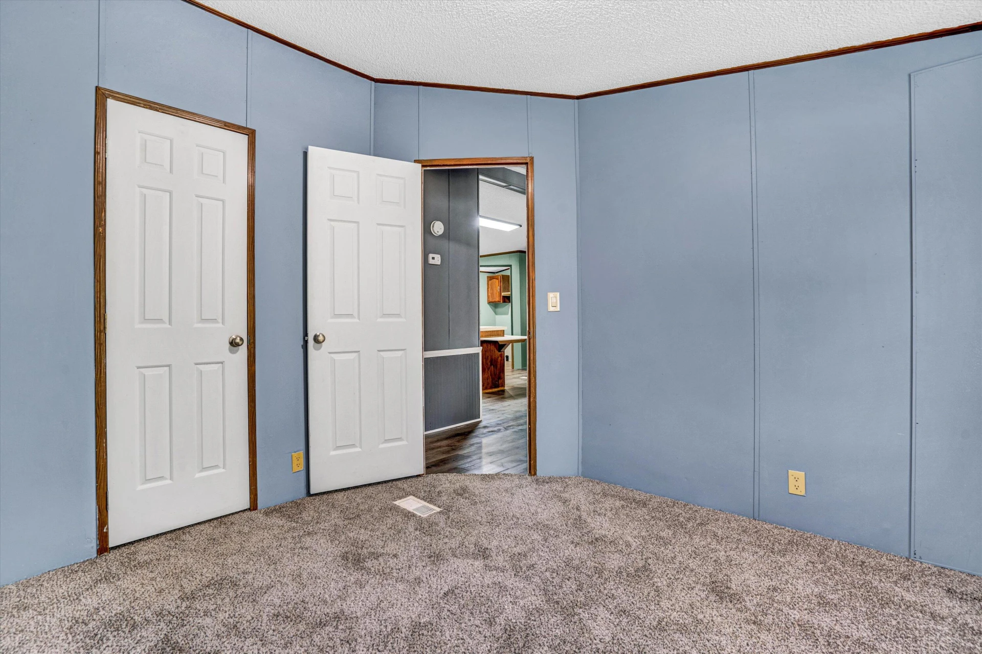 705 GLEN DR - Photo 18