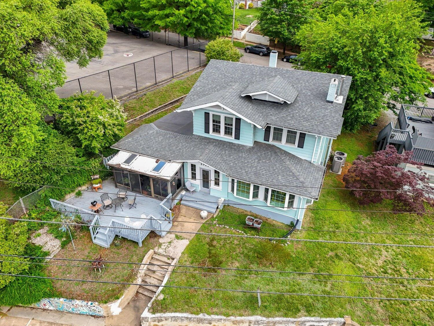 1911 Memorial AVE SW - Photo 2