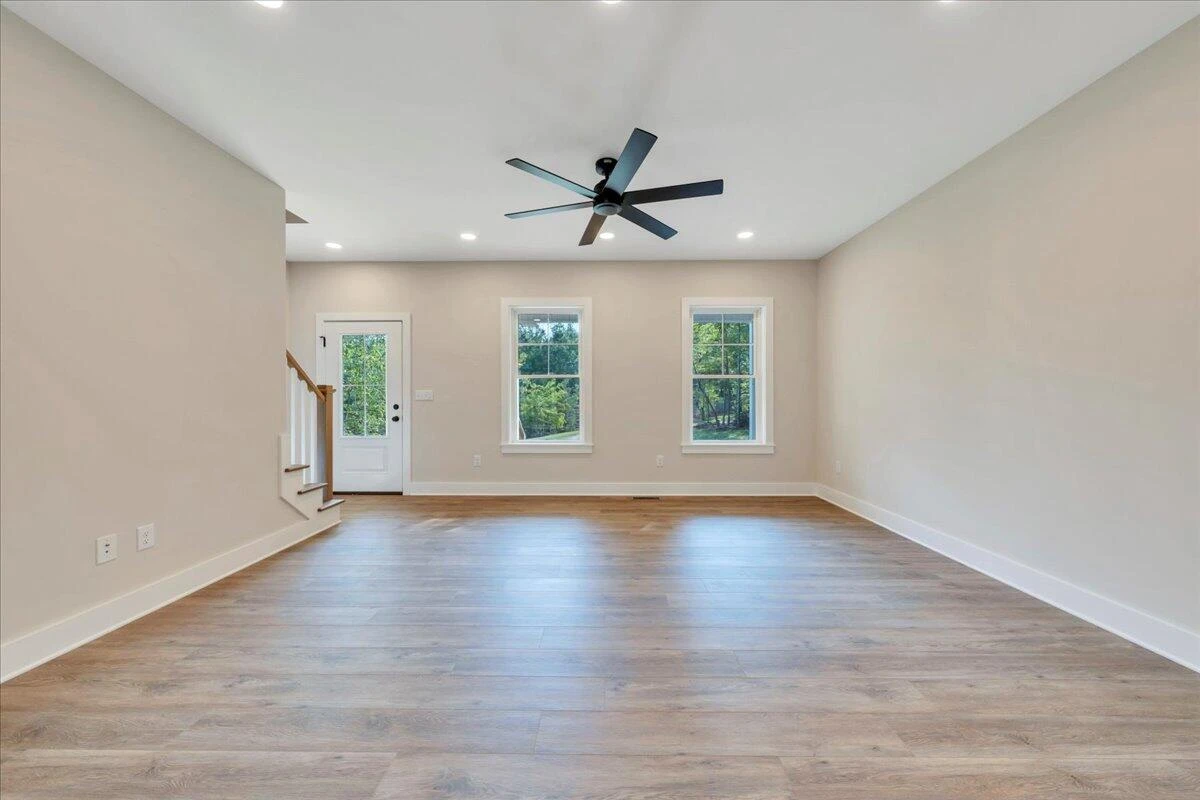 241 Spring Chase DR - Photo 4