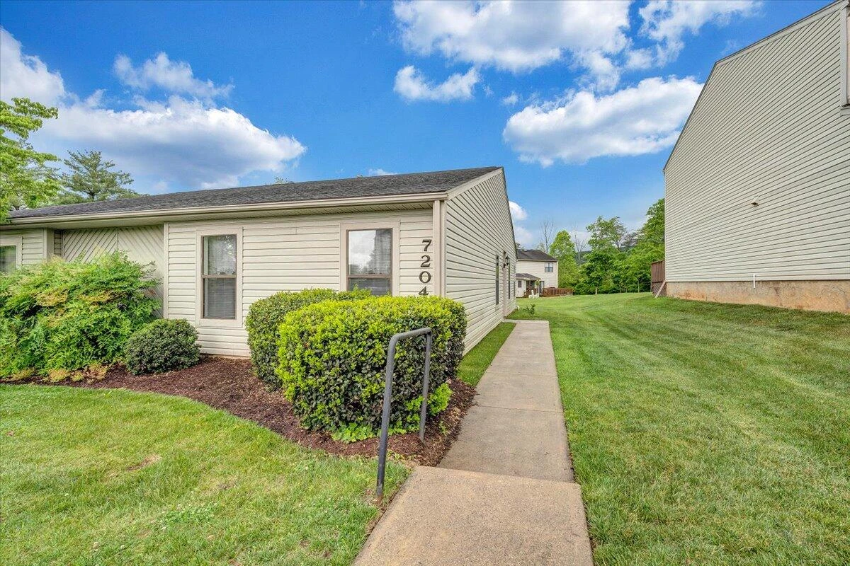 7204 Snowberry CIR