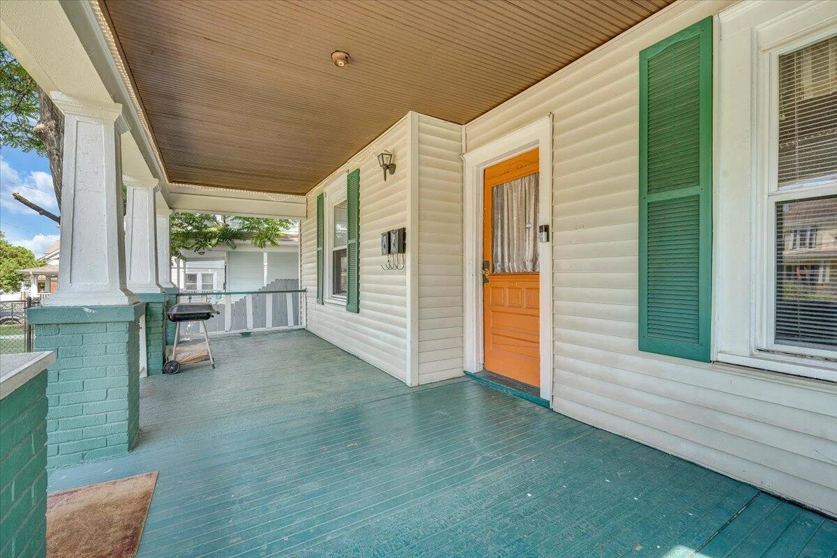 1120 6th ST SE - Photo 4
