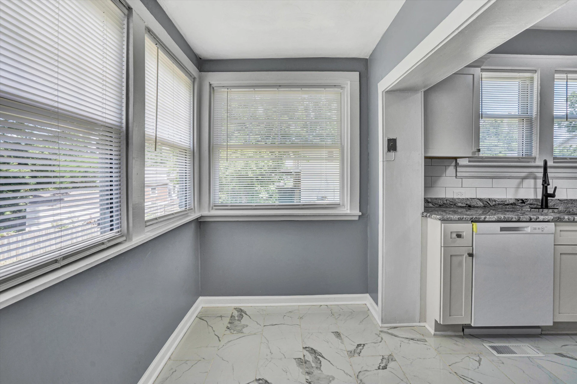 1228 Thomas AVE NW - Photo 10