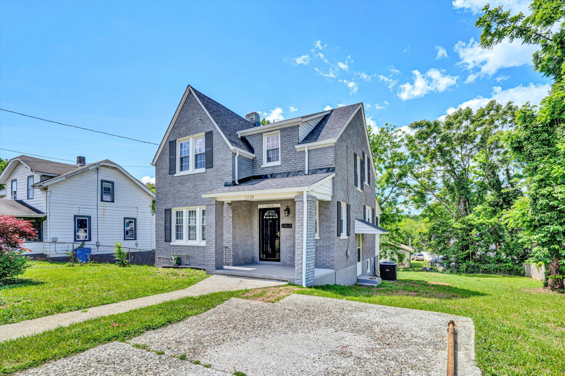 1228 Thomas AVE NW - Photo 2