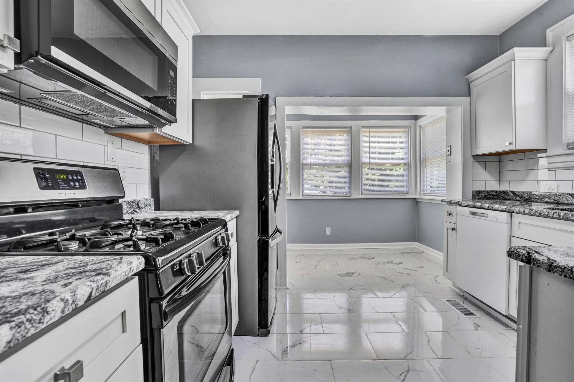 1228 Thomas AVE NW - Photo 8