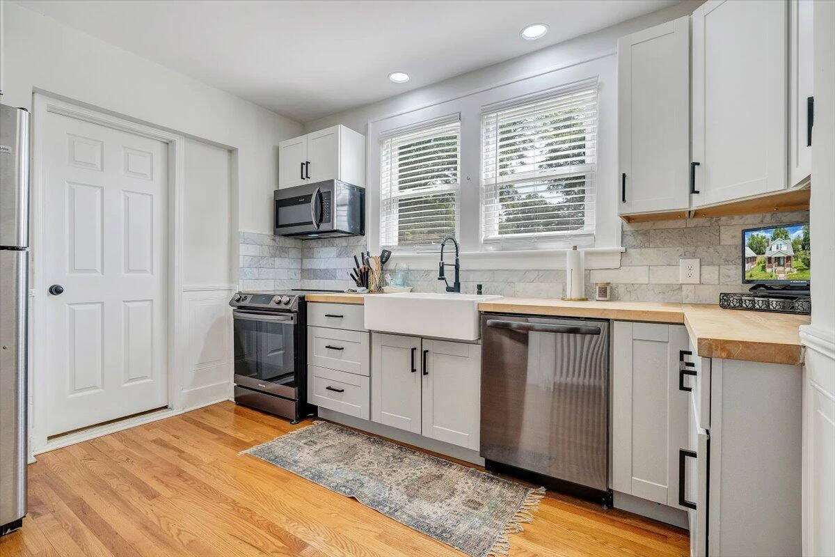 1124 Jamison AVE SE - Photo 11