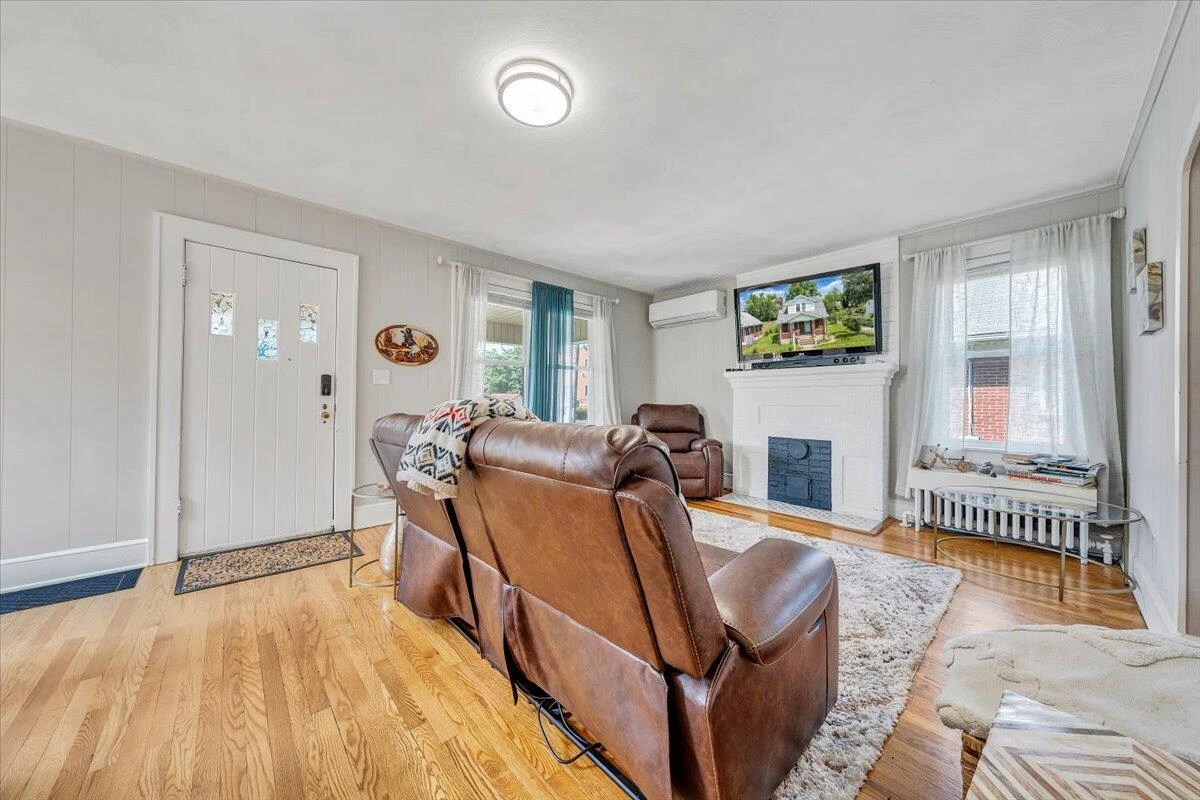 1124 Jamison AVE SE - Photo 3