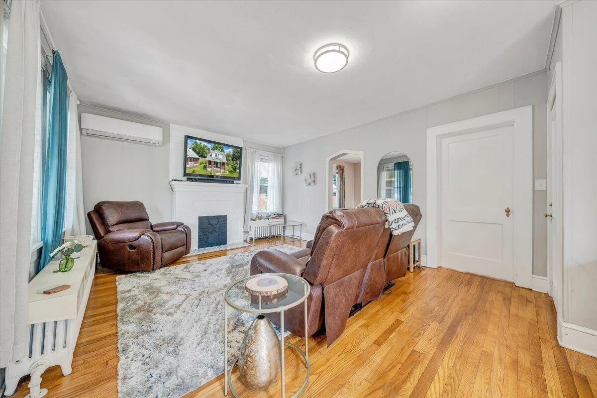 1124 Jamison AVE SE - Photo 6