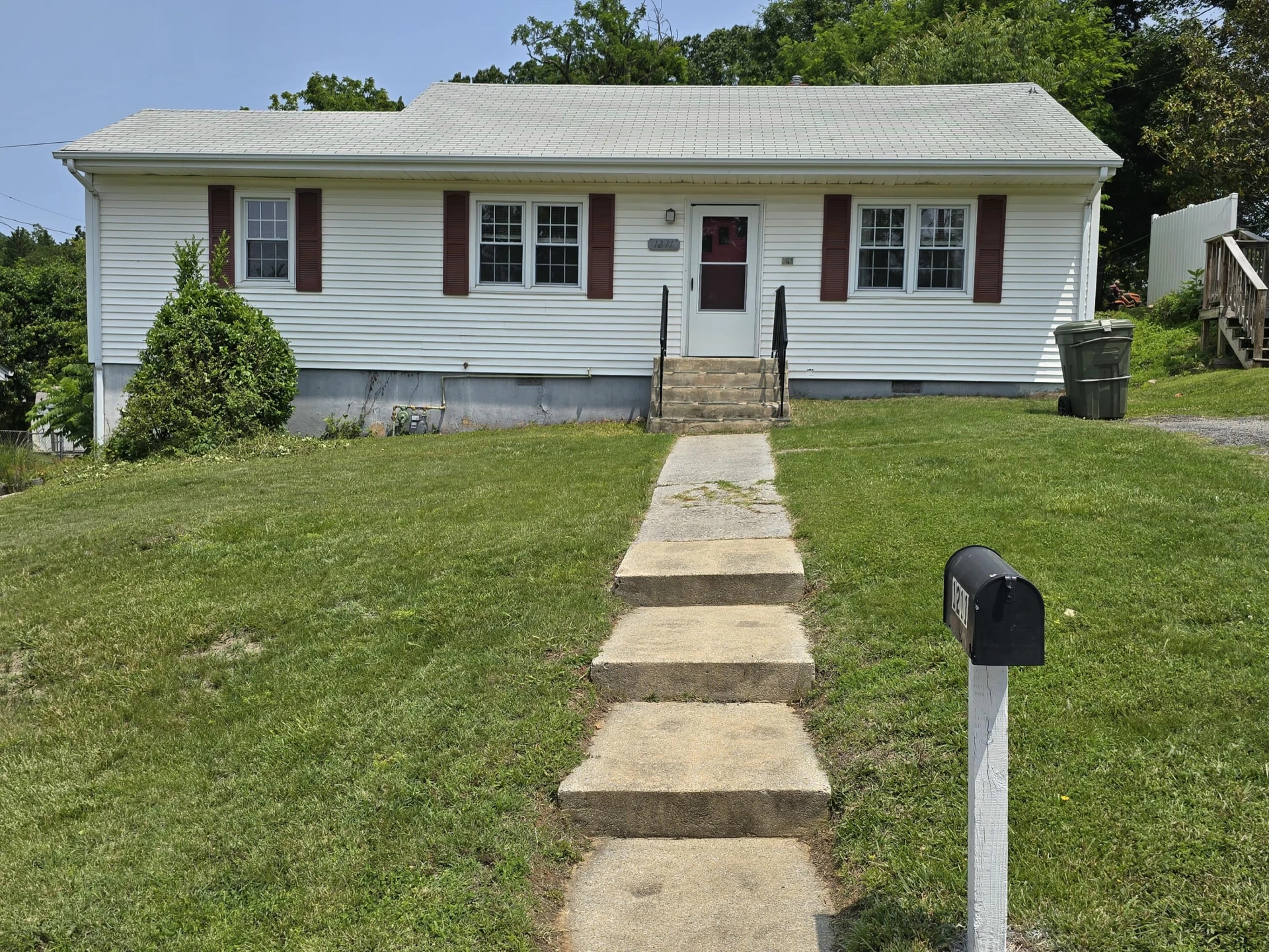 1211 Stoutamire DR