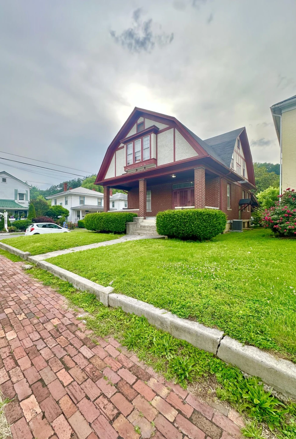 448 W Riverside ST