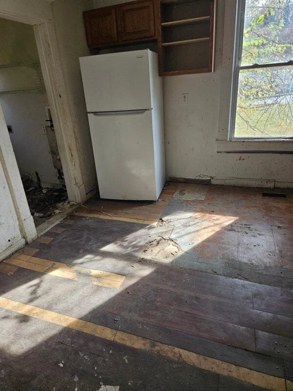 522 6th ST SE - Photo 8