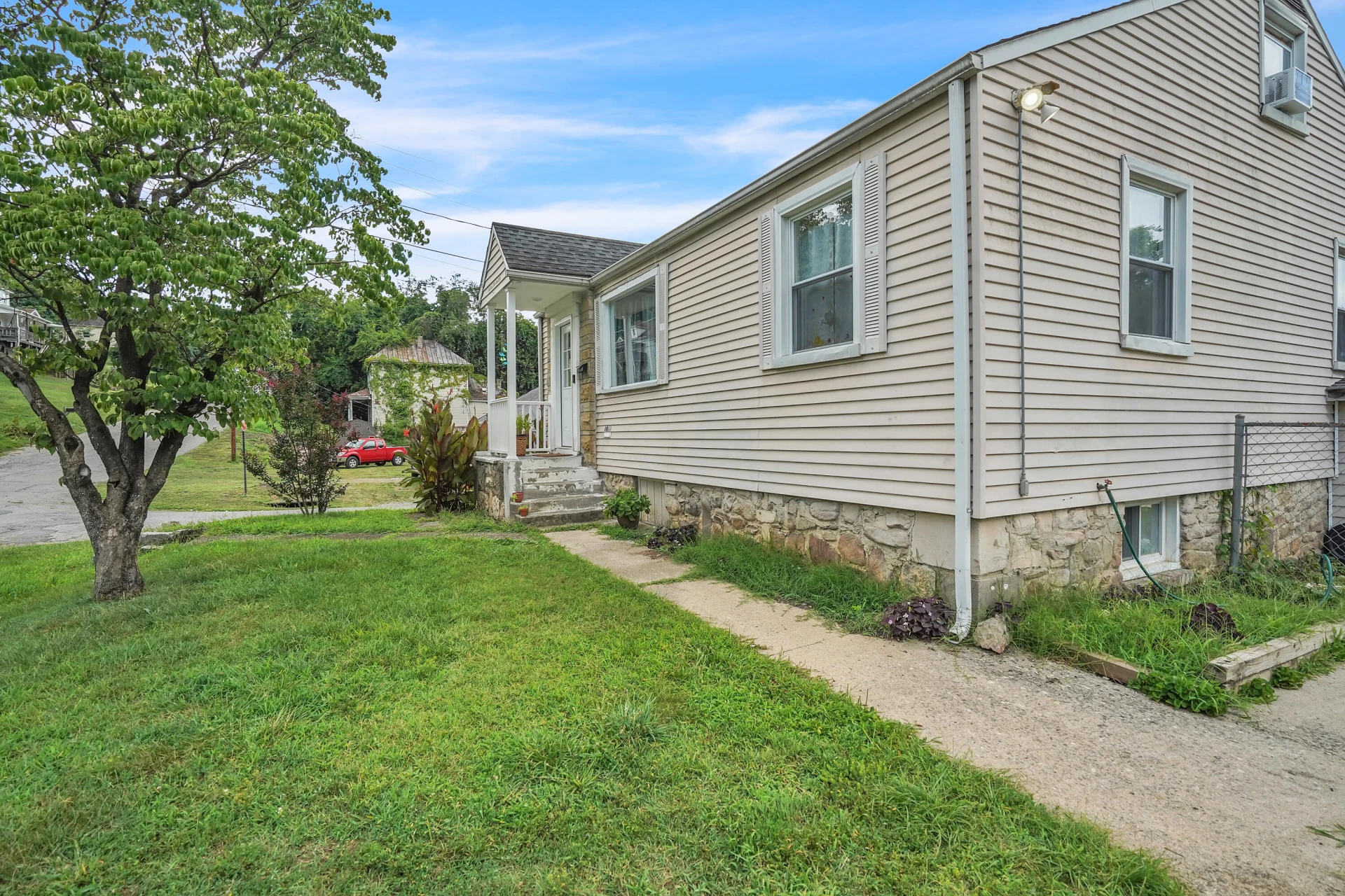 1602 Campbell AVE SE - Photo 2