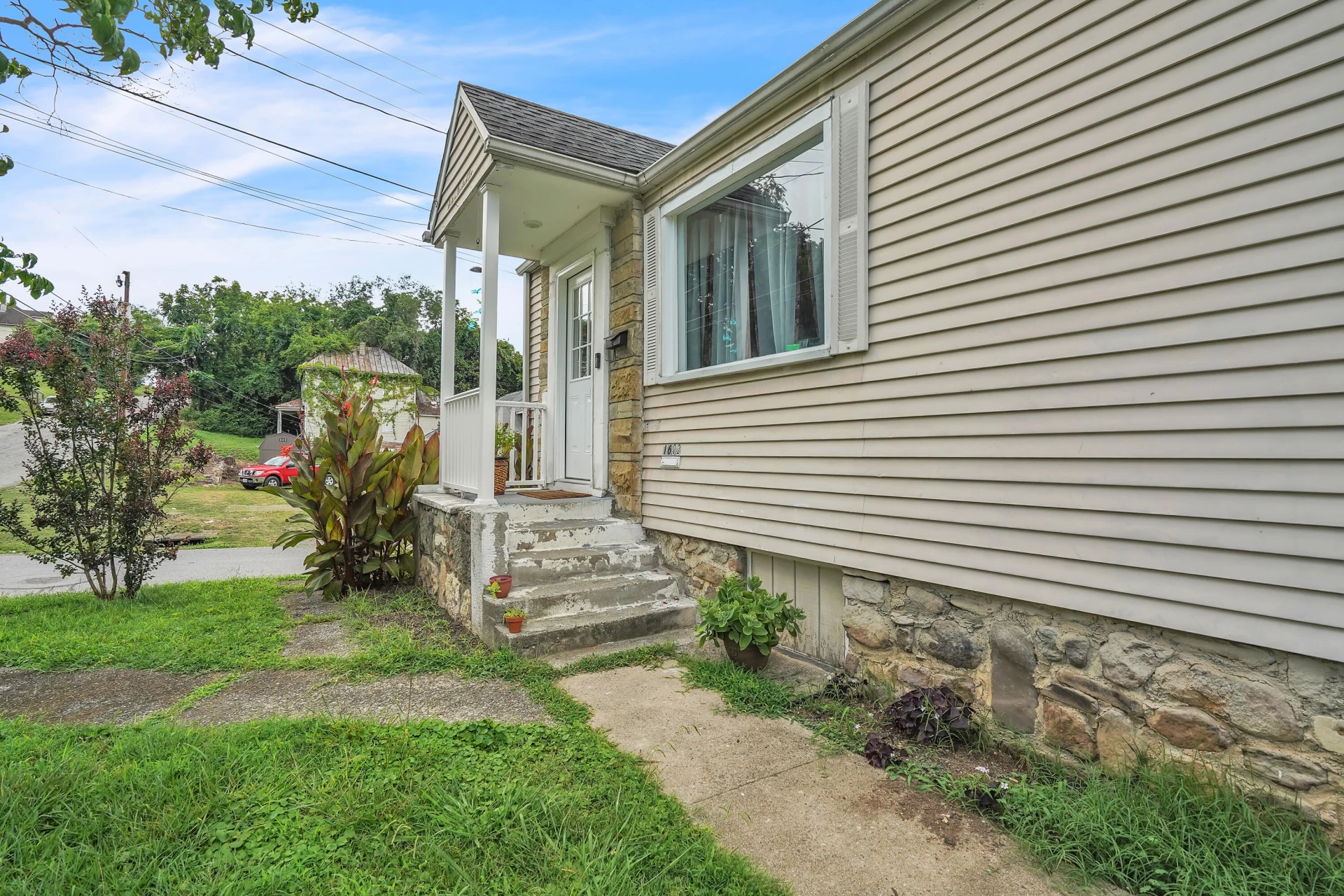 1602 Campbell AVE SE - Photo 3