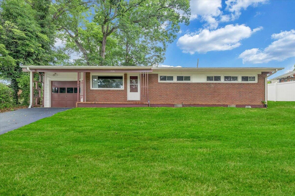 1046 Silverwood RD NW