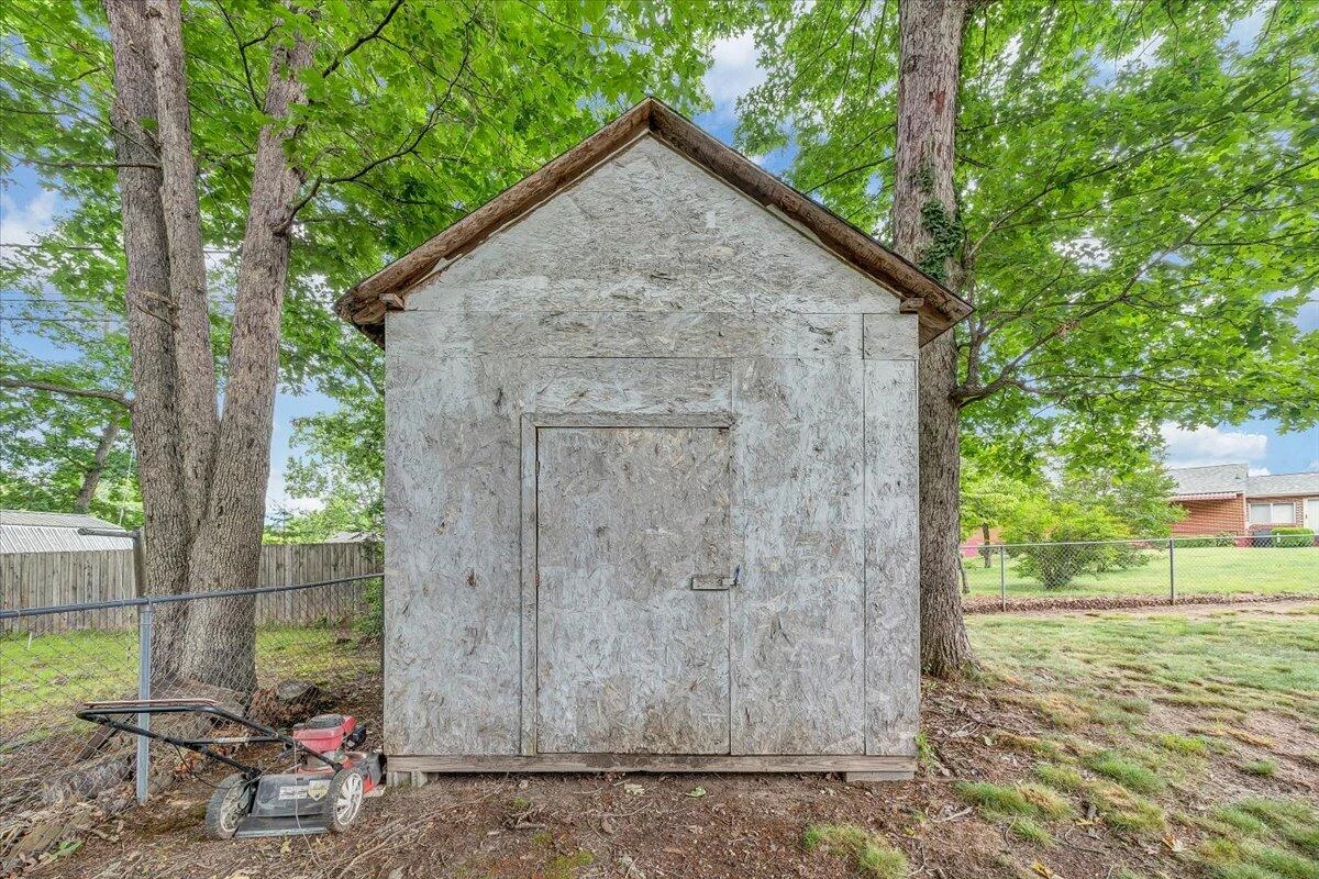 1046 Silverwood RD NW - Photo 23