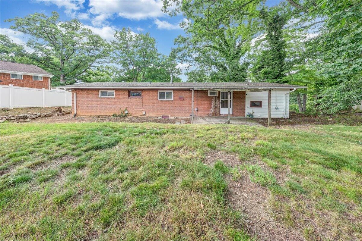 1046 Silverwood RD NW - Photo 24