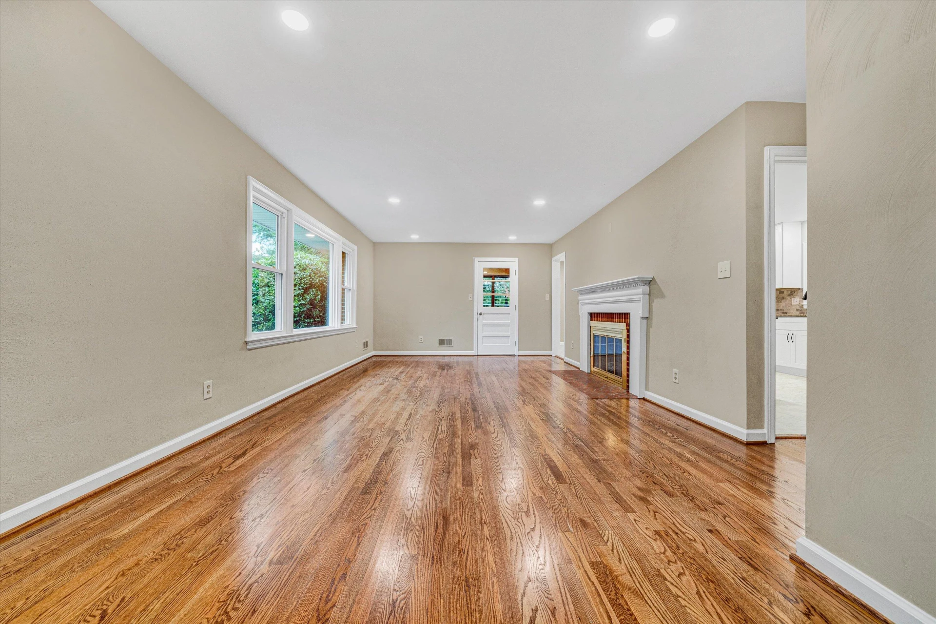 4913 Colonial AVE - Photo 9