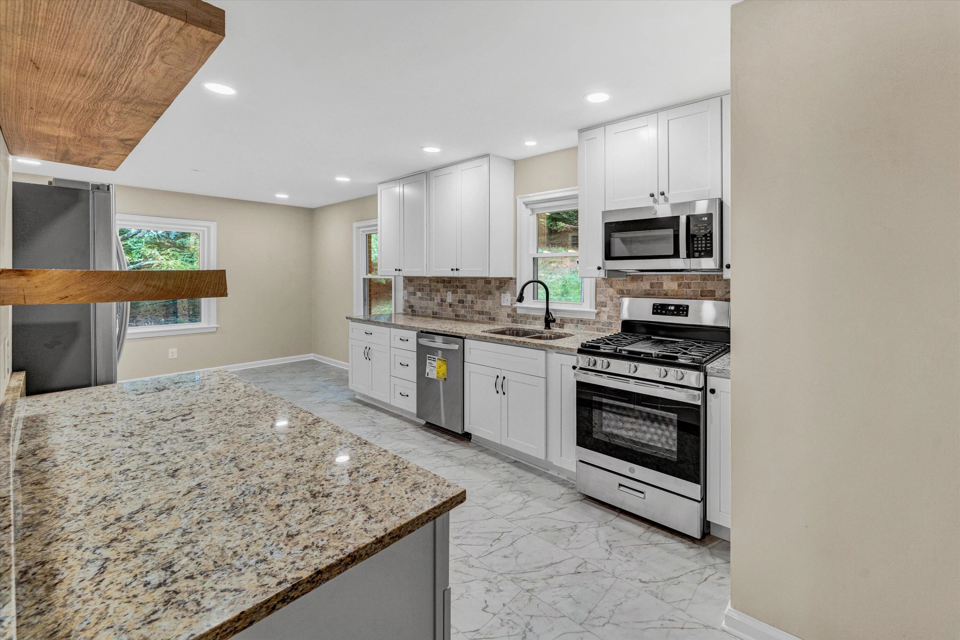 4913 Colonial AVE - Photo 10