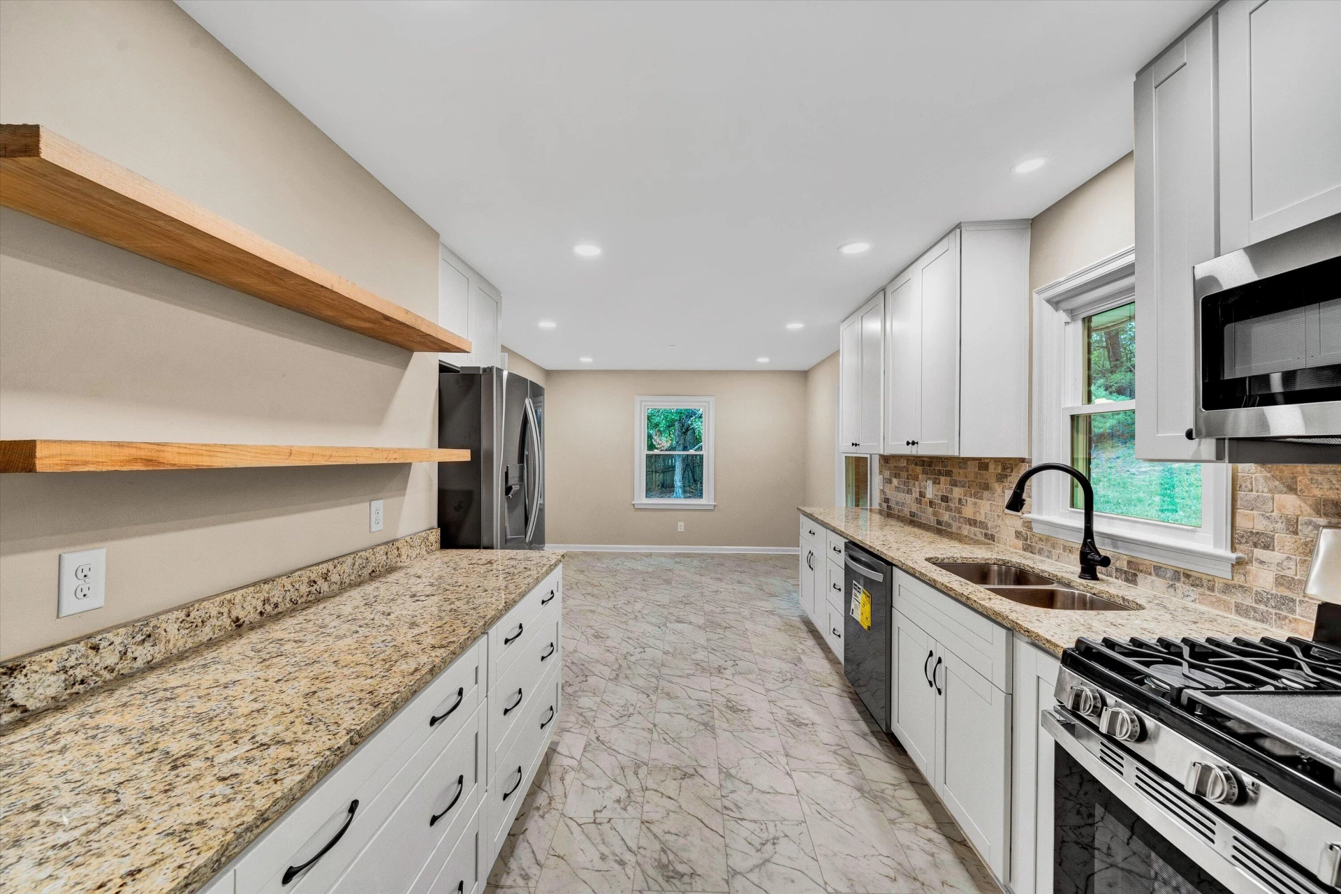 4913 Colonial AVE - Photo 11