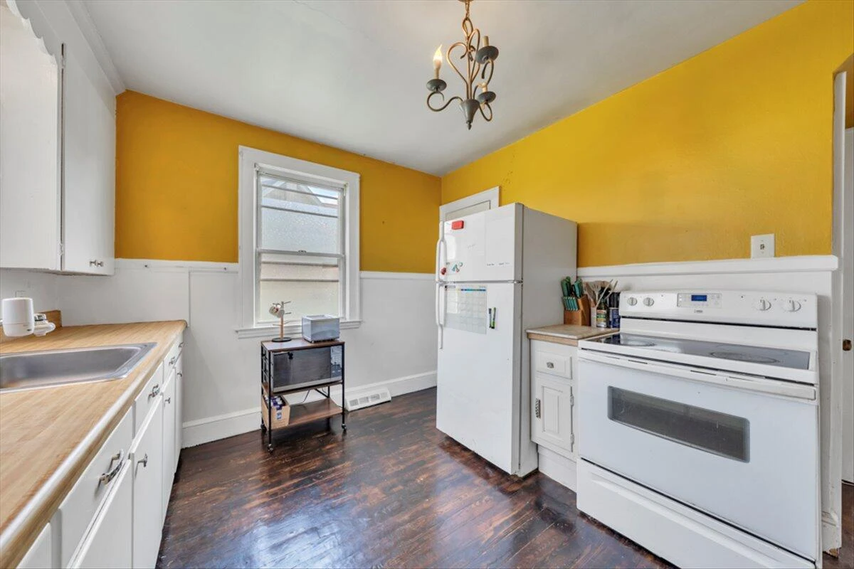 1160 Montrose AVE SE - Photo 11