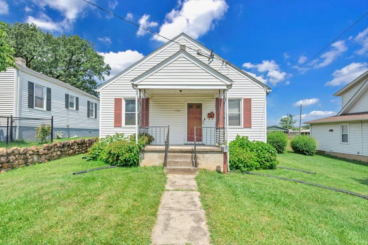 1160 Montrose AVE SE - Photo 2
