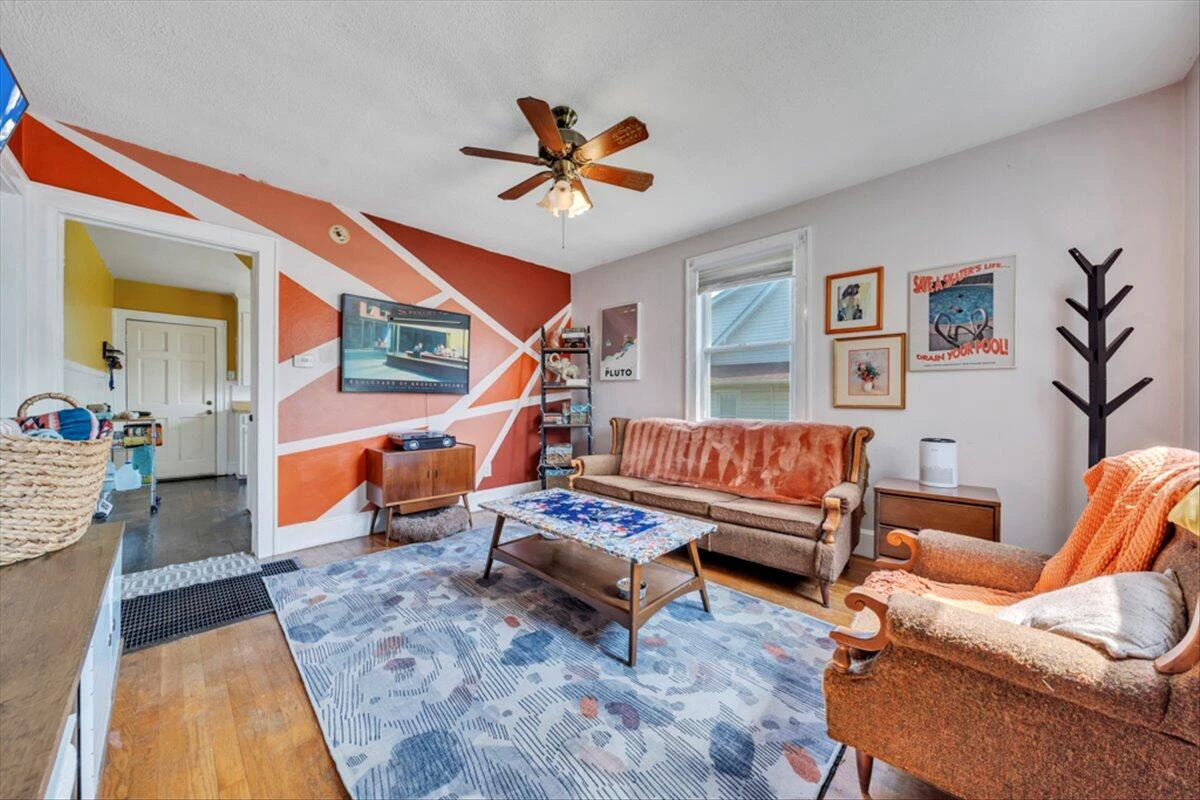 1160 Montrose AVE SE - Photo 3