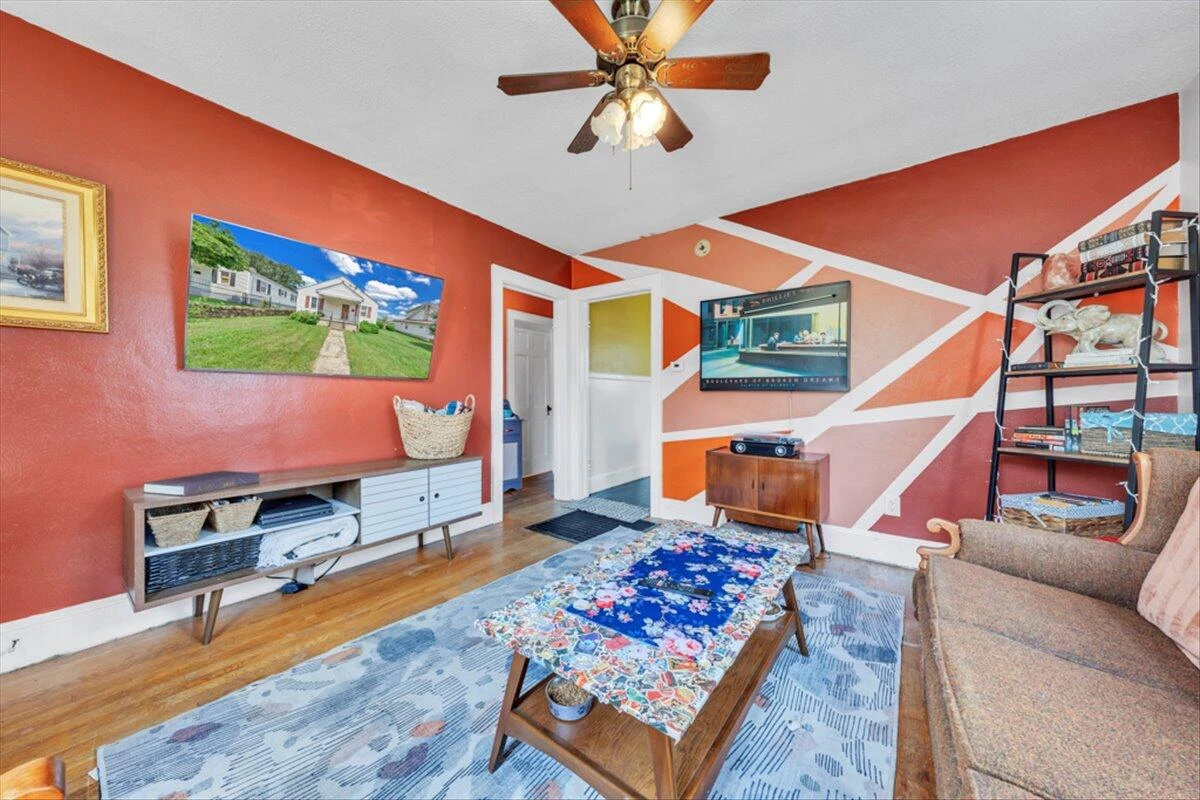 1160 Montrose AVE SE - Photo 4