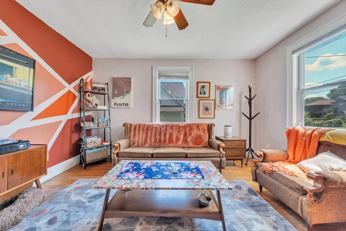 1160 Montrose AVE SE - Photo 5