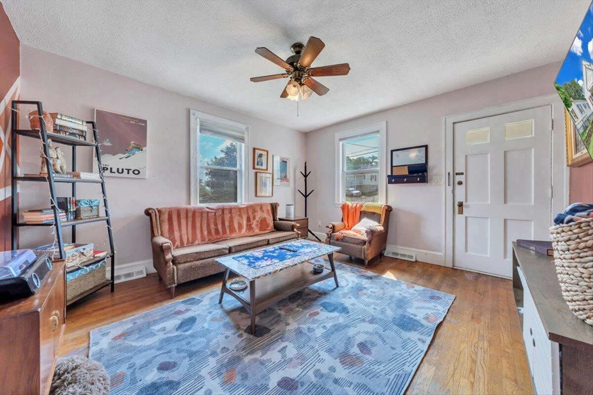 1160 Montrose AVE SE - Photo 6