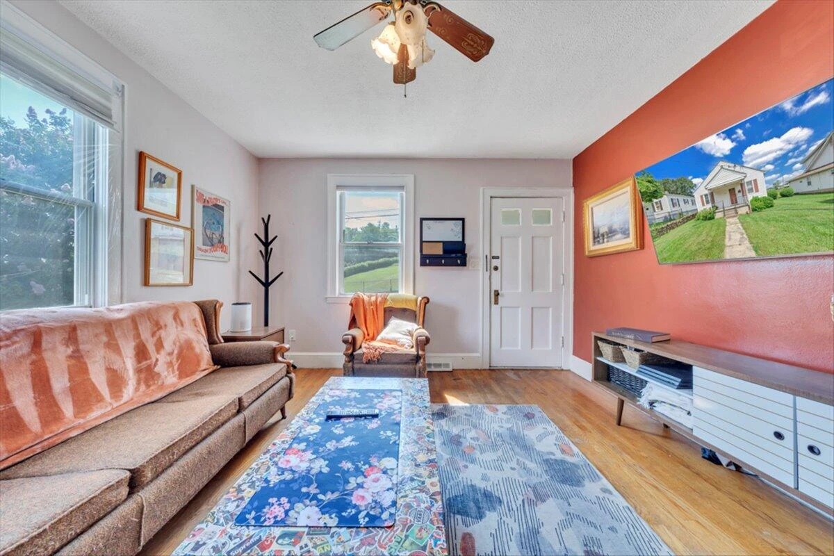1160 Montrose AVE SE - Photo 8